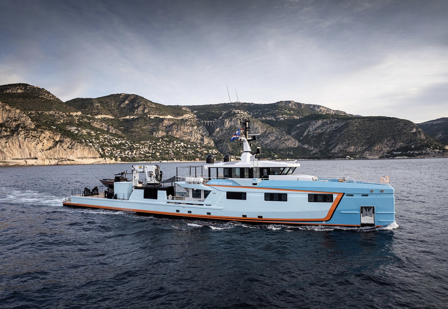 M/Y Five Oceans underway