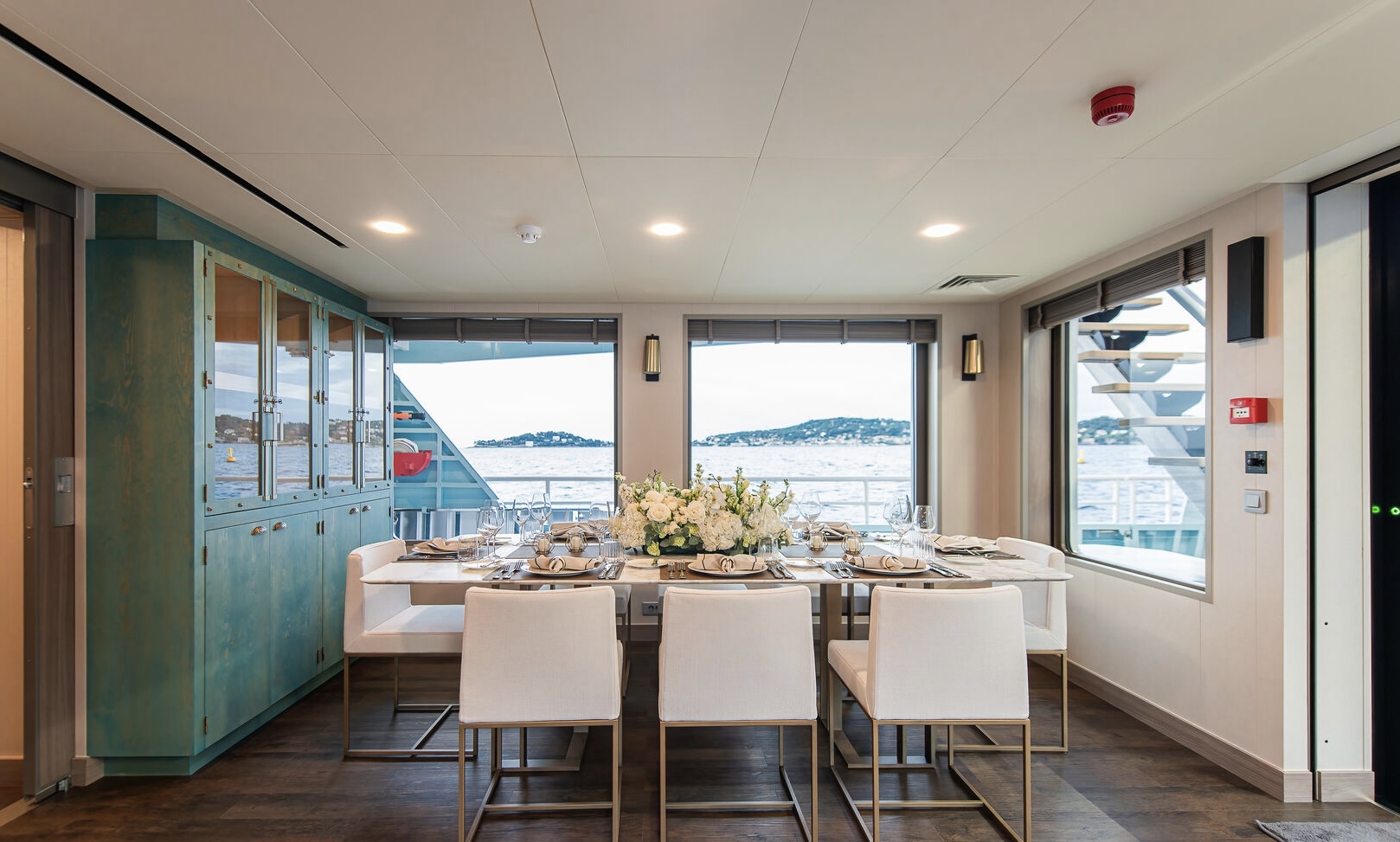 M/Y Five Oceans dining area